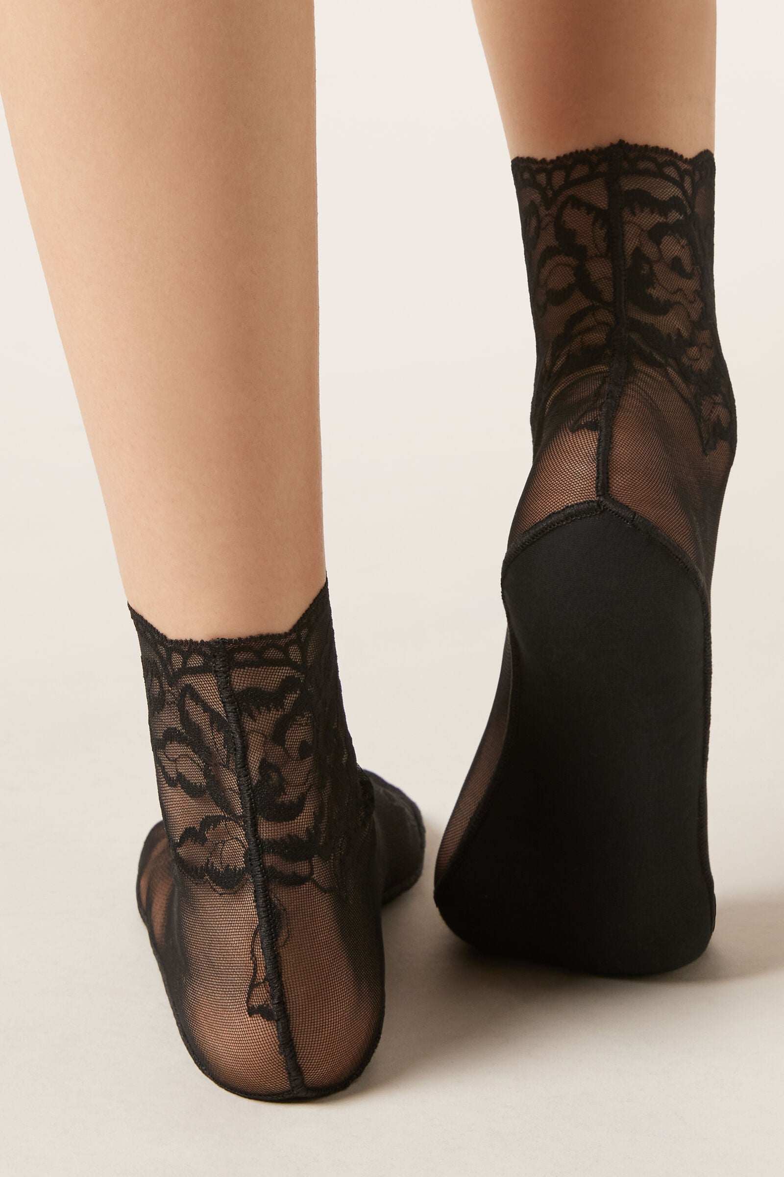 גרבי טול ותחרה קצרות