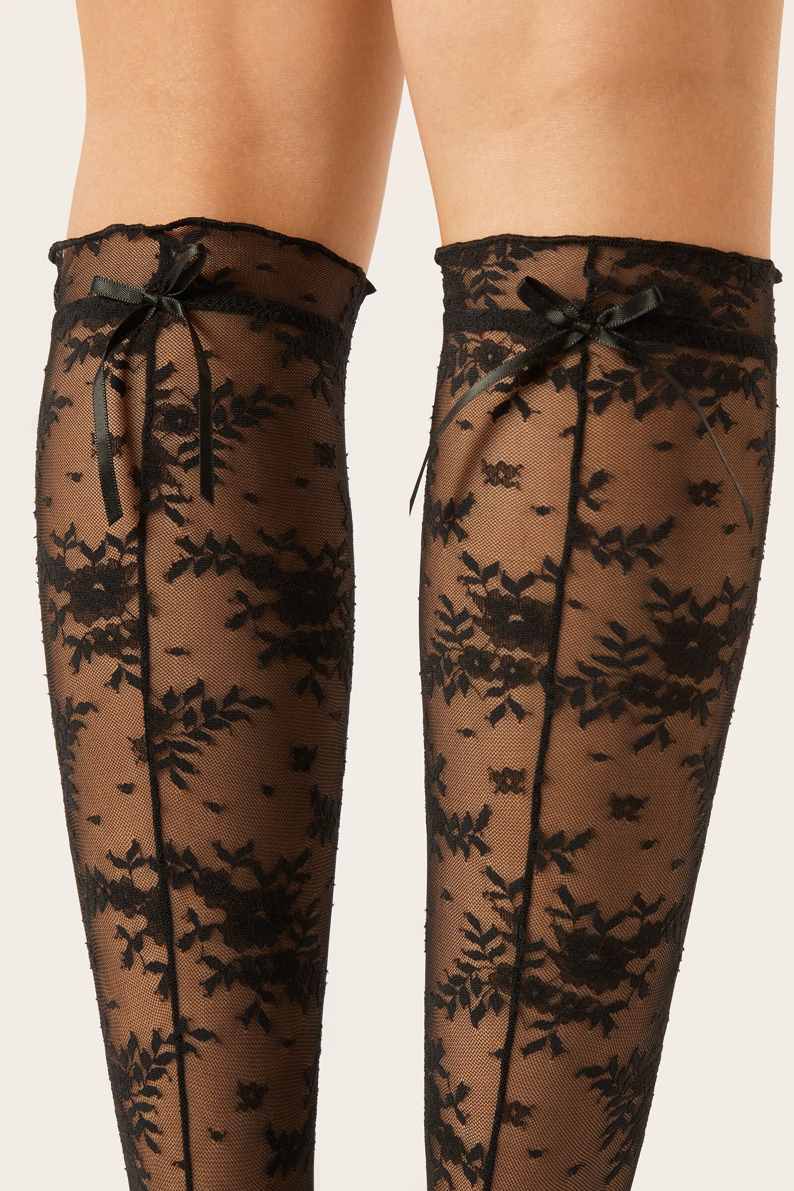 גרבי תחרה גבוהות