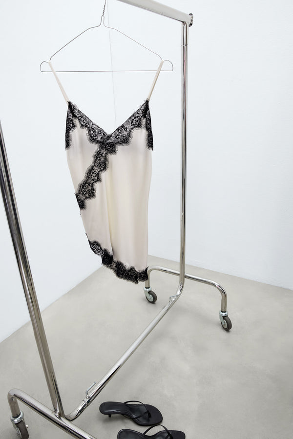 גופיית משי ותחרה אסימטרית Brighten You Day