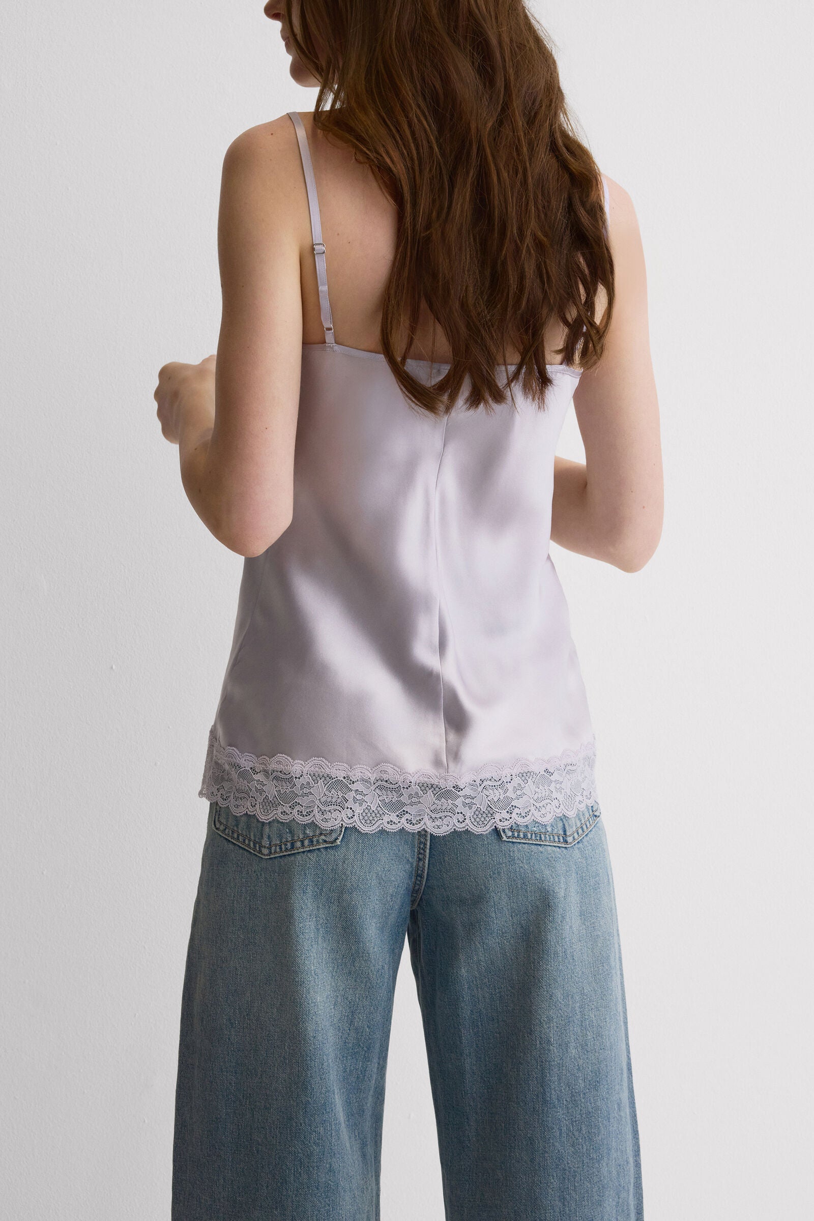 גופיית משי ותחרה