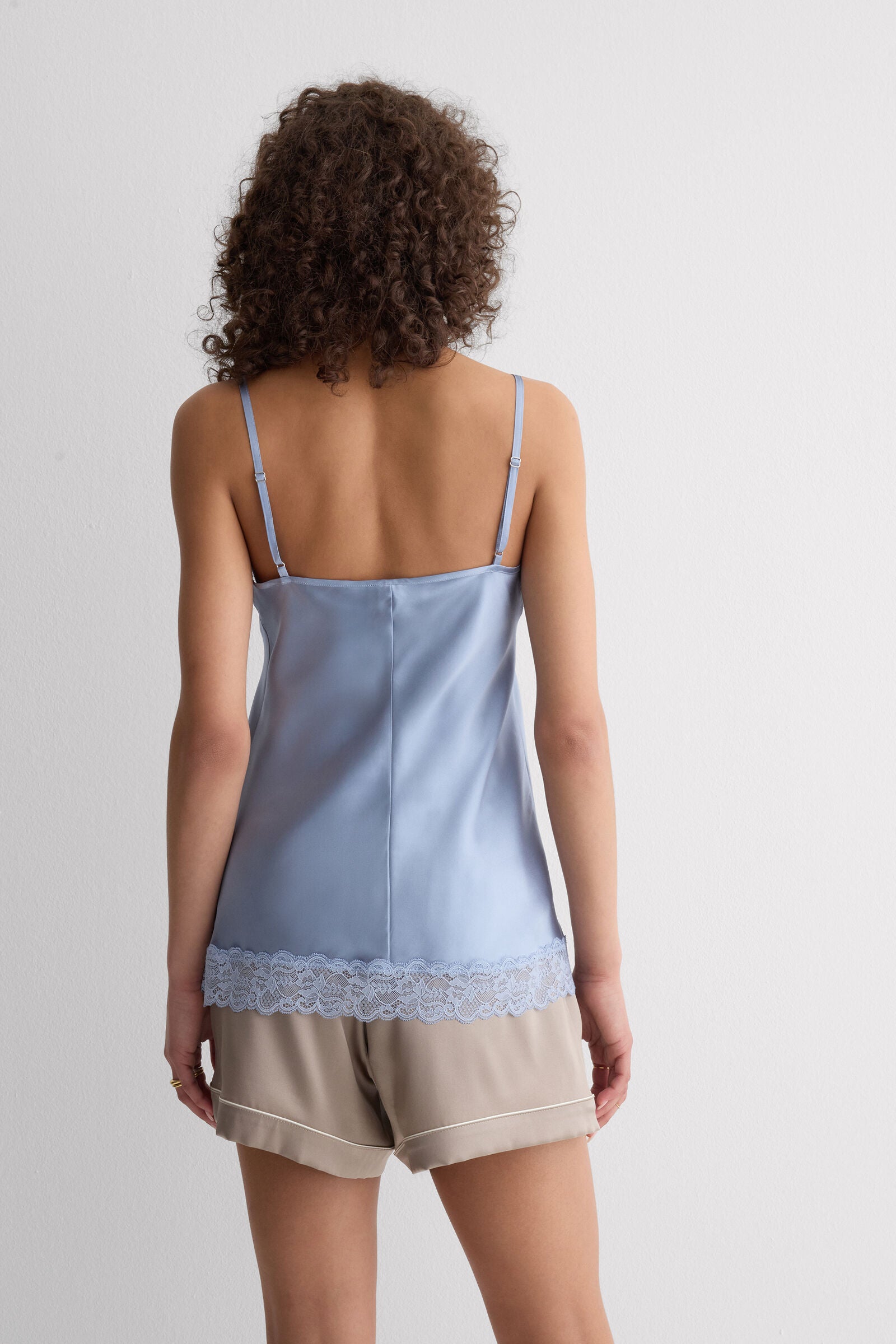 גופיית משי ותחרה