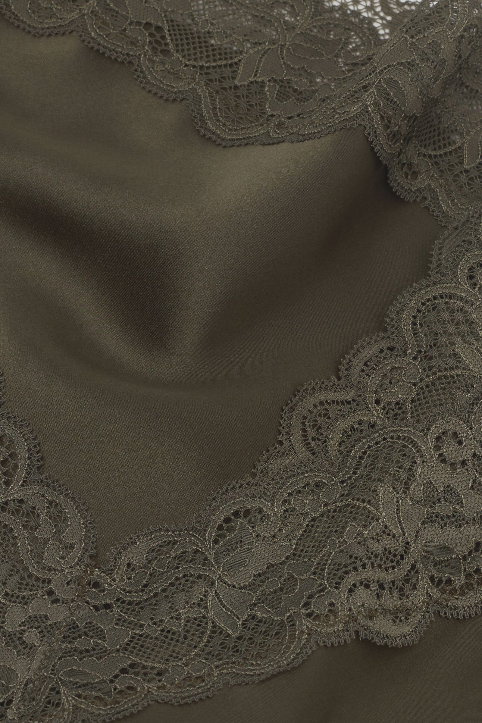 גופיית משי ותחרה