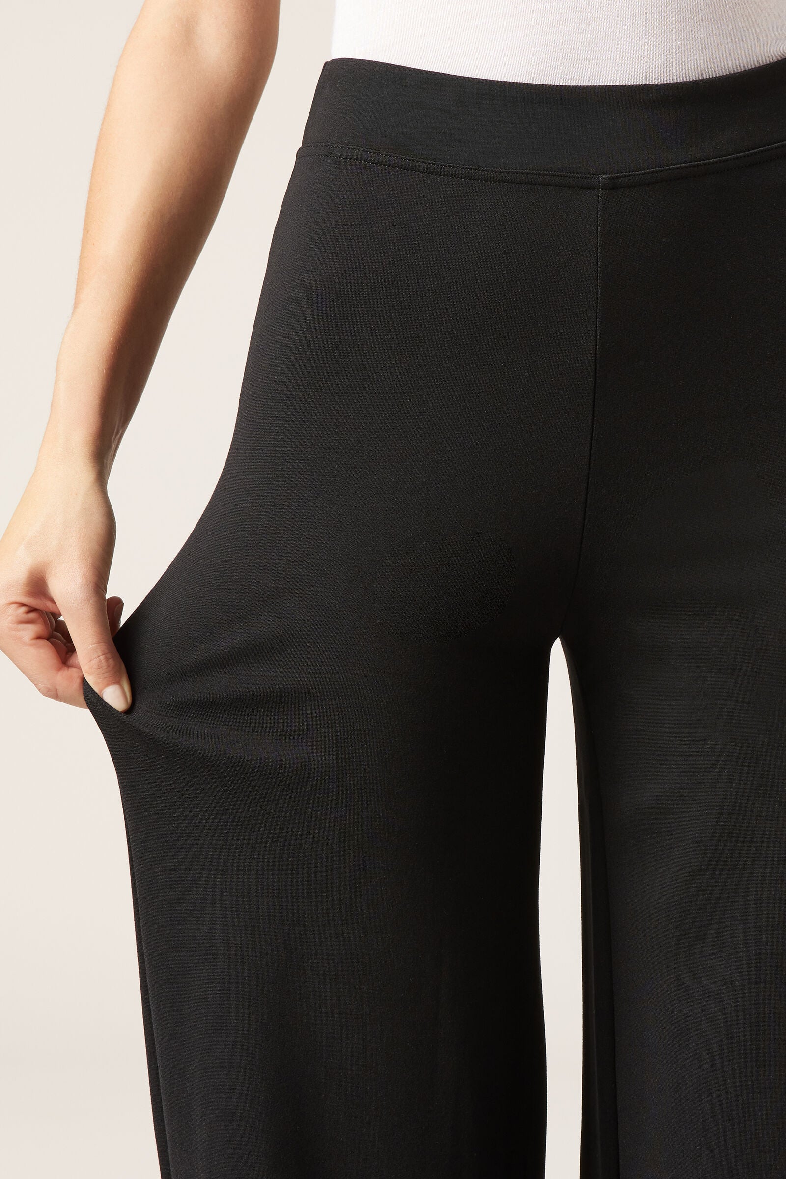 מכנסי סריג בגזרה רחבה