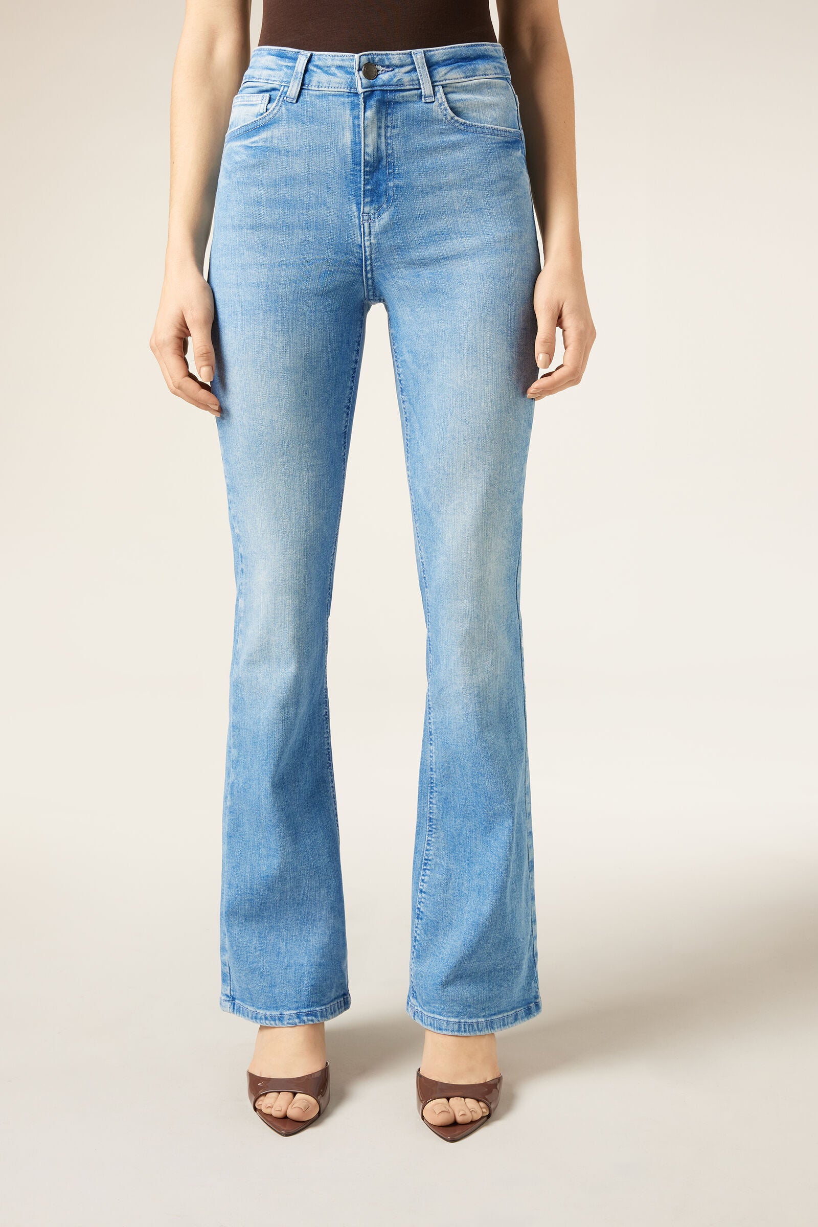 מכנסי ג'ינס מתרחבים