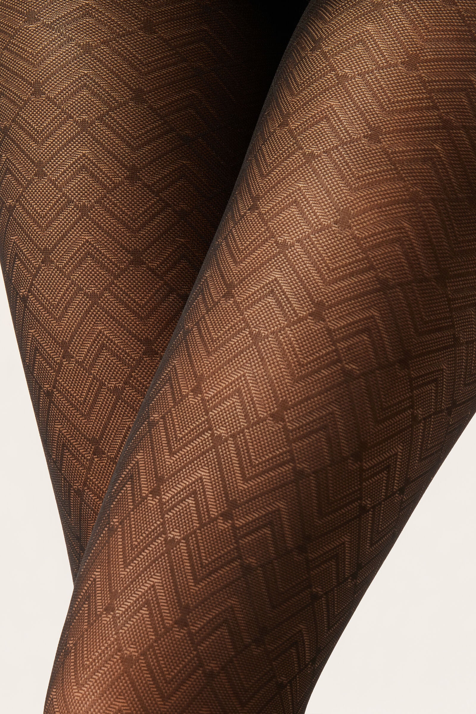 גרביוני שברון במראה אטום