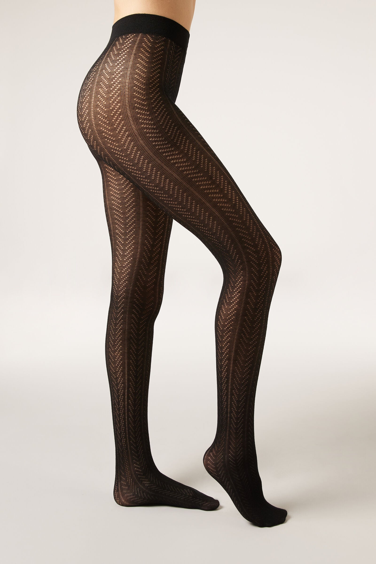 גרביוני קשמיר עם דוגמת שברון מחוררת