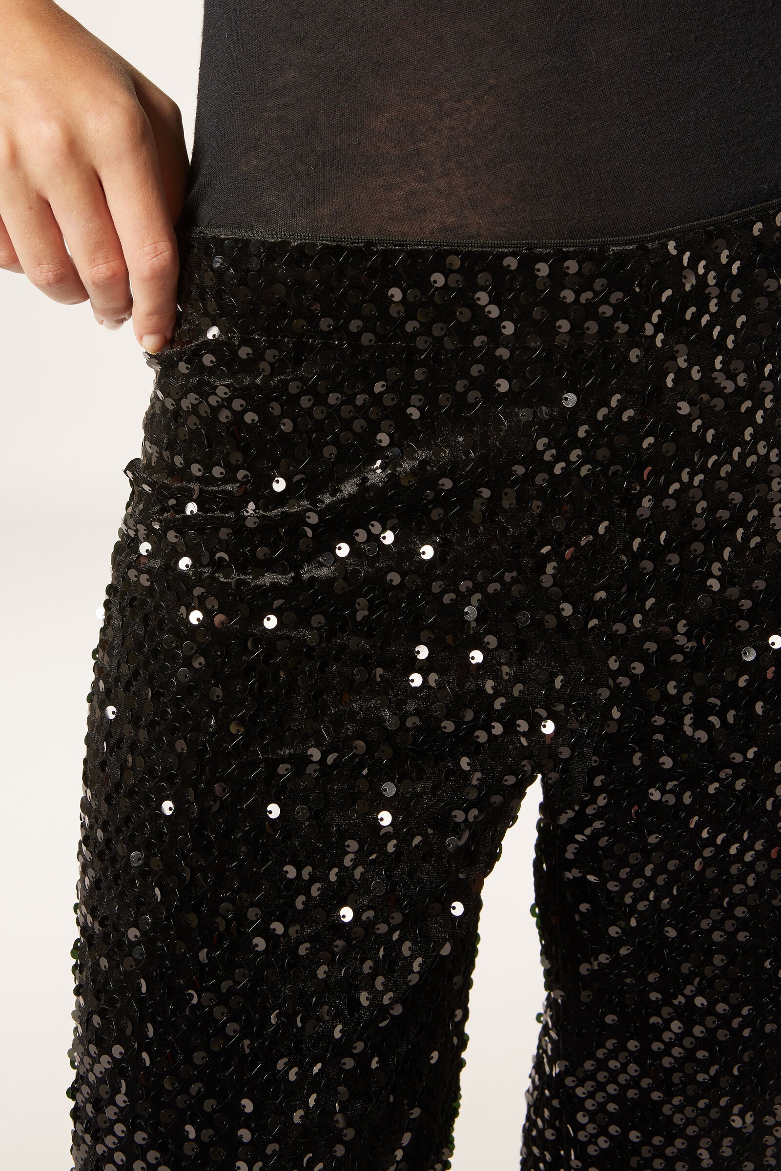 מכנסיים רחבים מבד קטיפה מעוטר פייטים