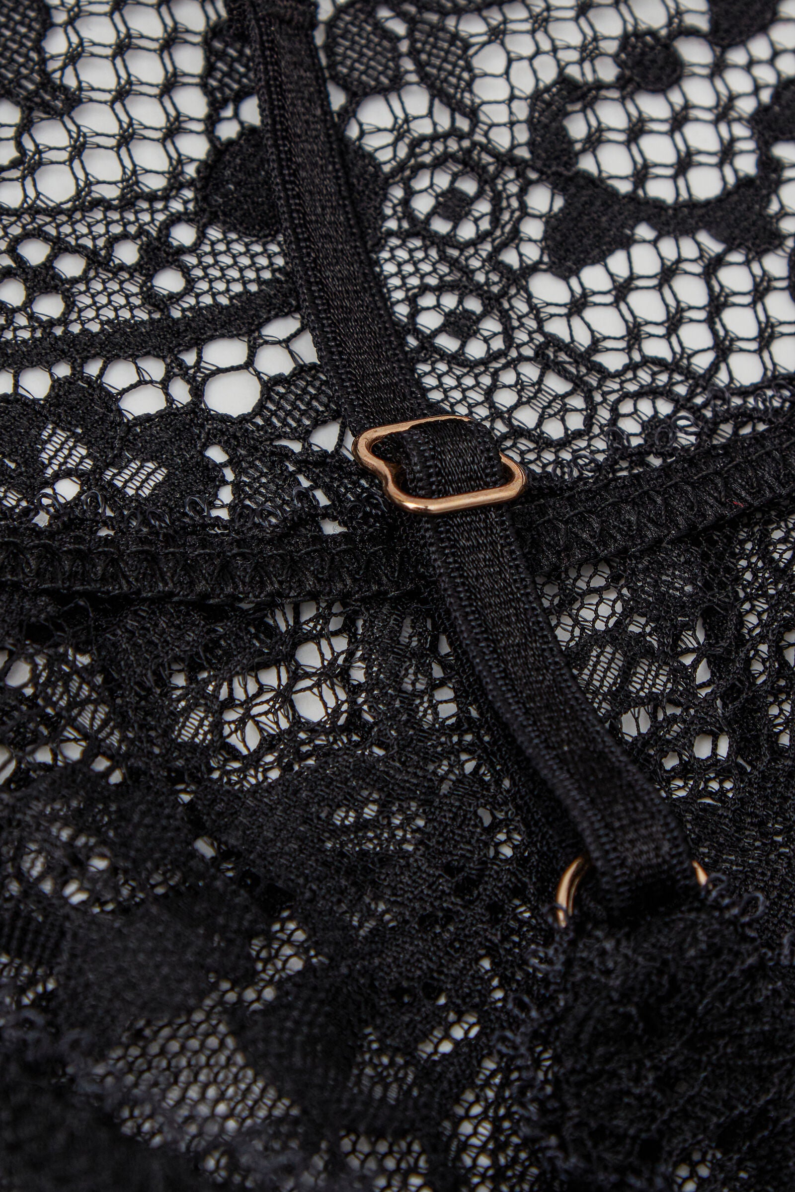 סט טופ ומכנסוני תחרה Elegance Embodied