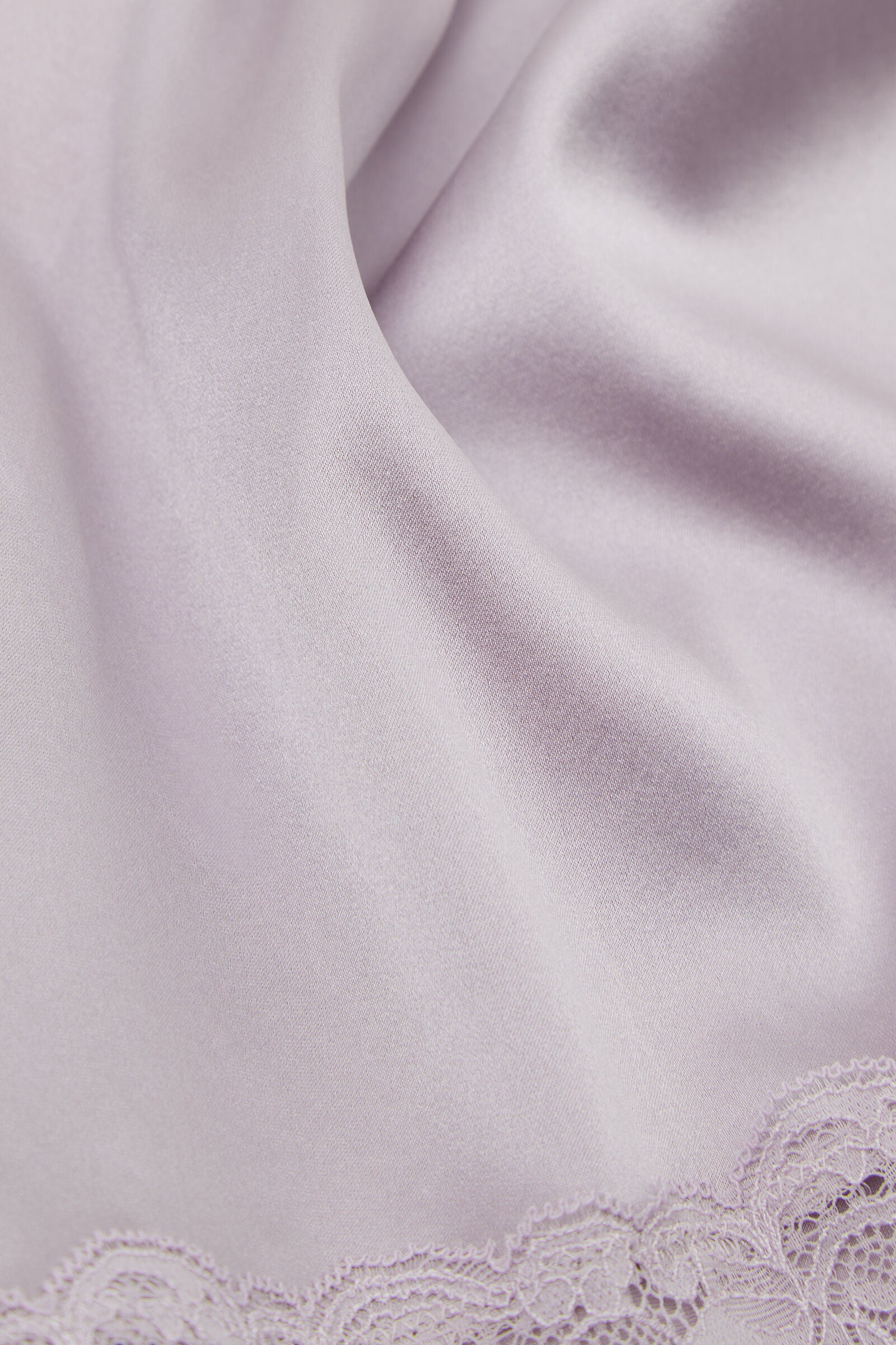 מכנסי משי קצרים עם גימורי תחרה