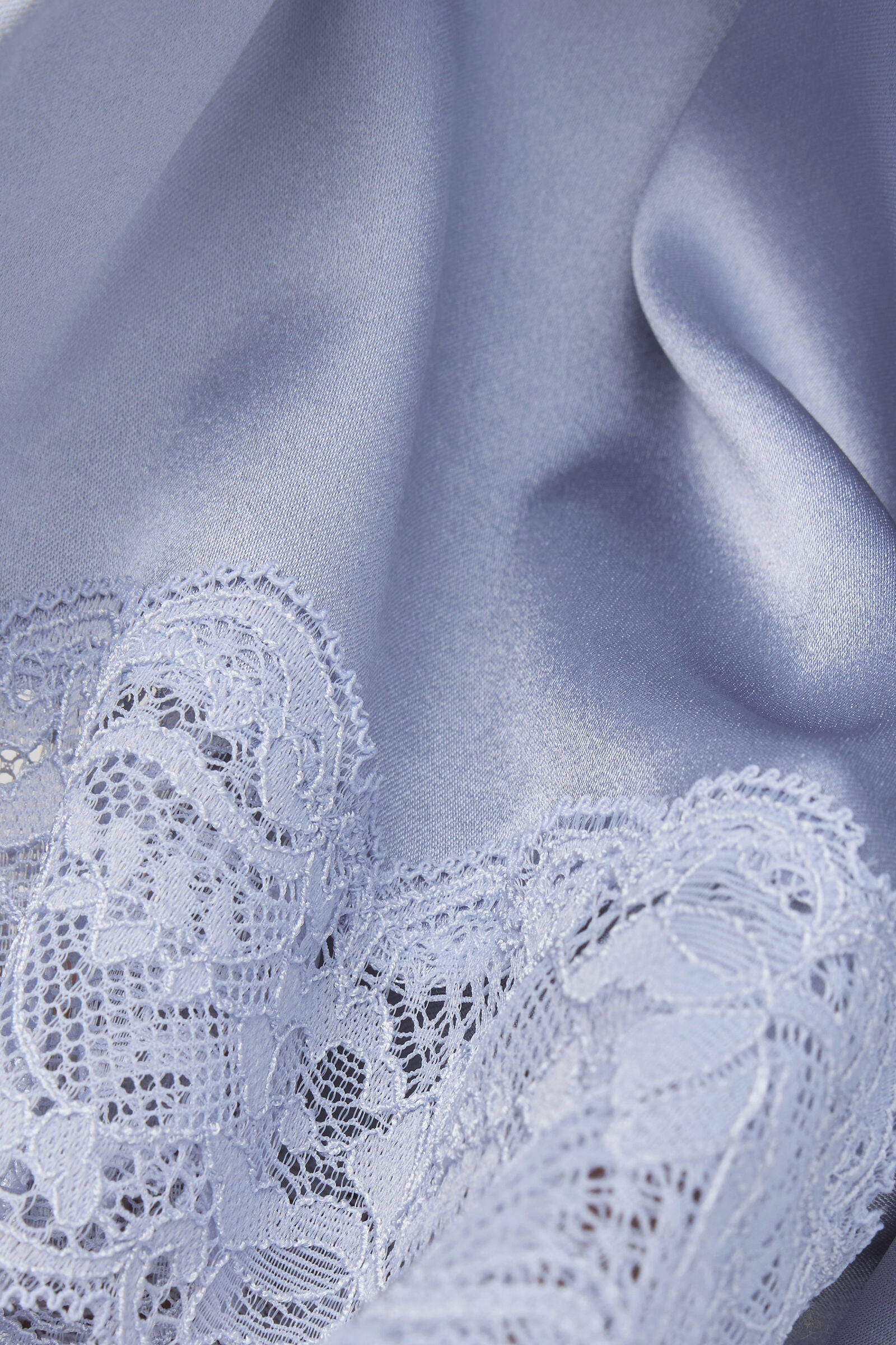 מכנסי משי קצרים עם גימורי תחרה