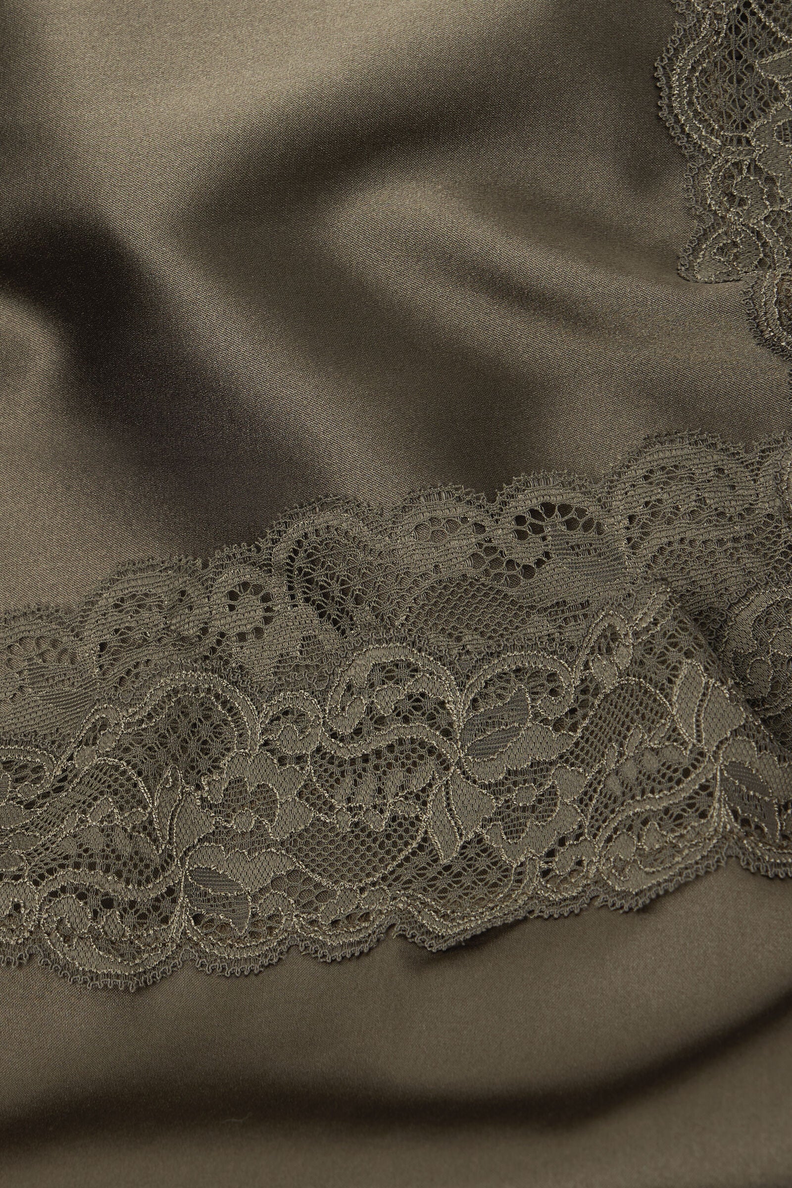 מכנסי משי קצרים עם גימורי תחרה