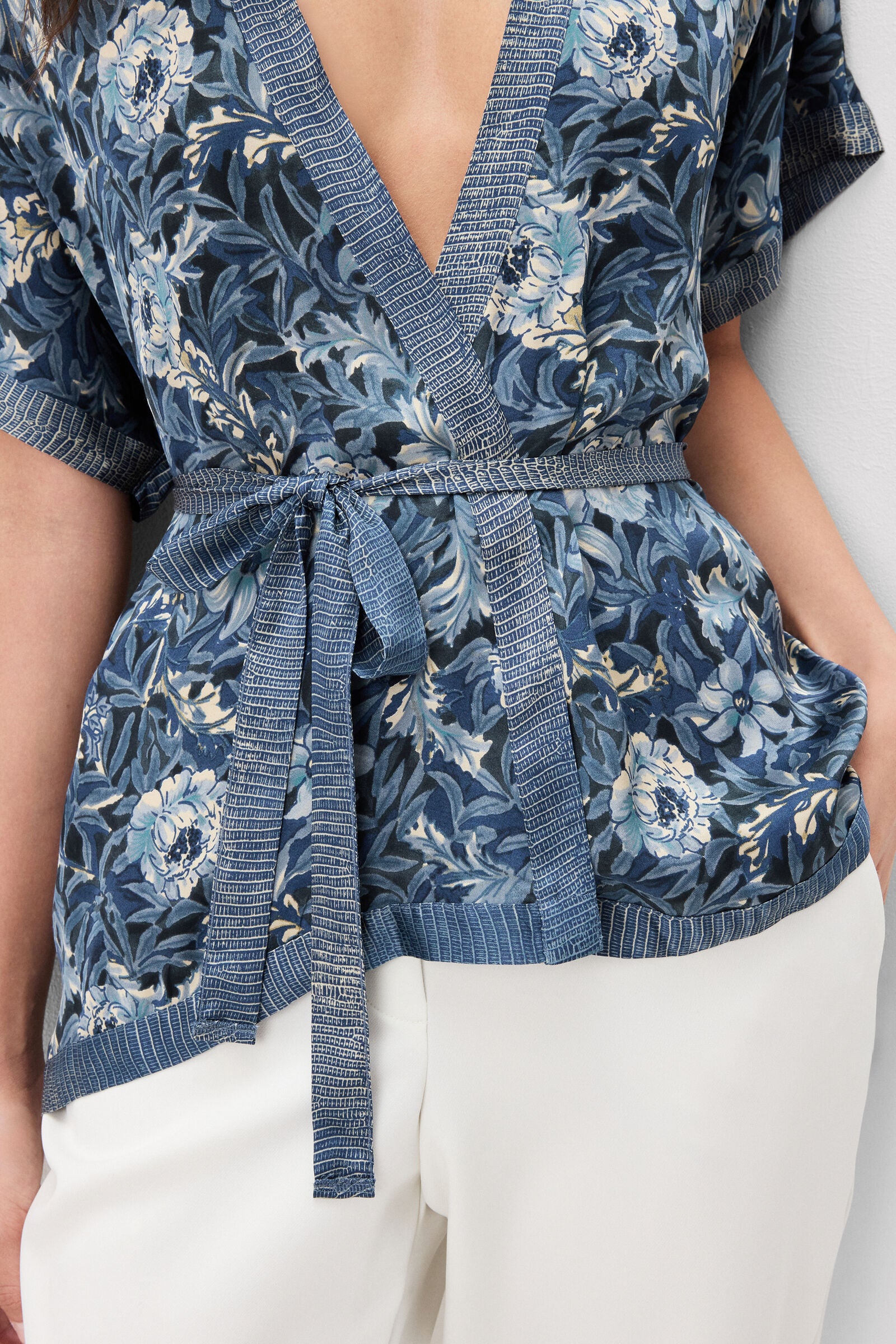 קימונו סטן ויסקוזה Fanciful Flowers Printed
