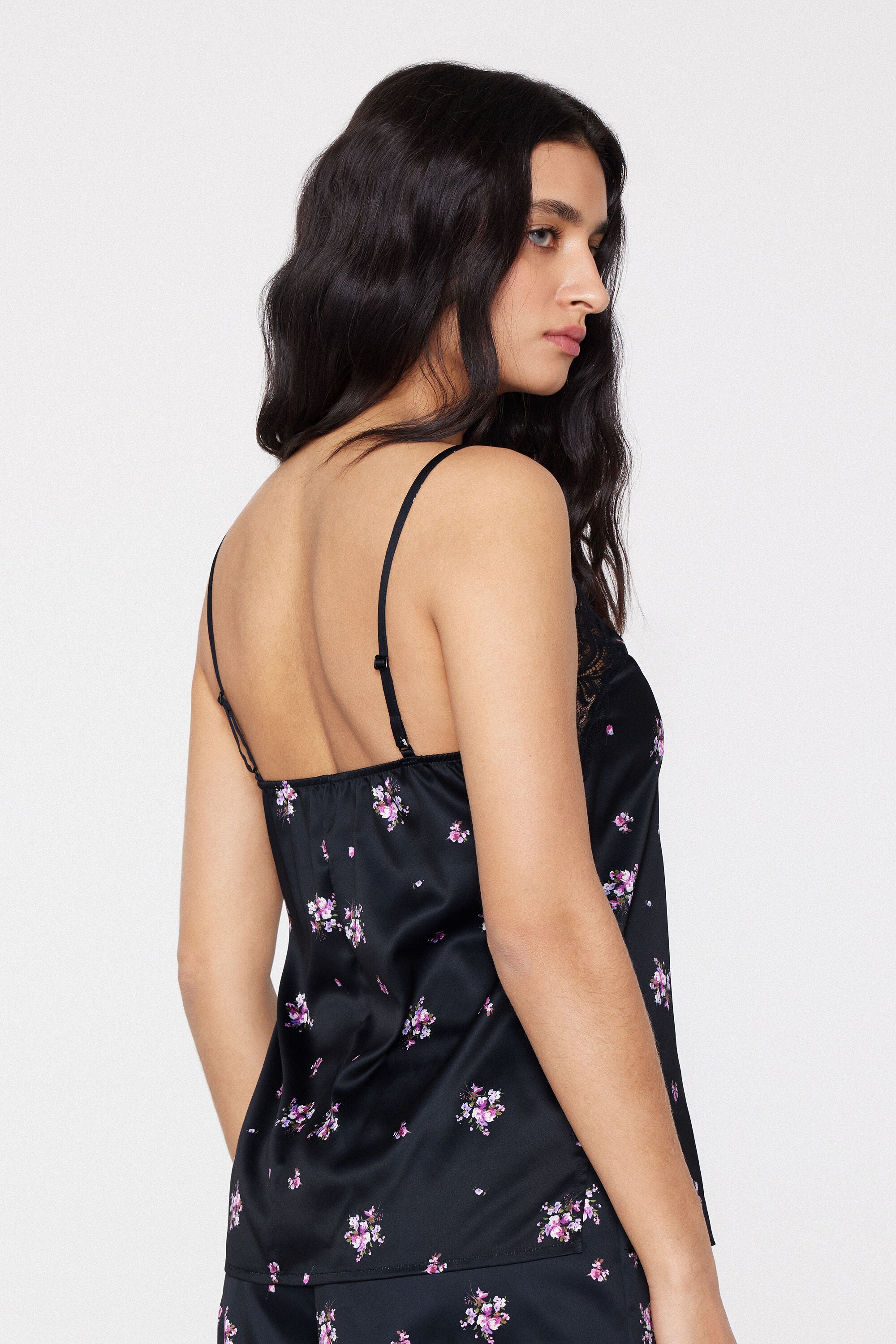 גופיית סטן ותחרה עם הדפס נקודות